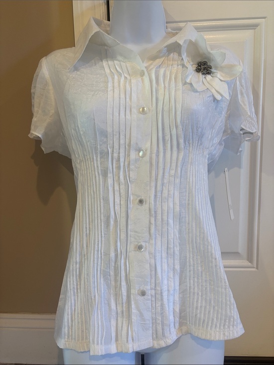 Idea NY Tops - Elegant White Pleated Button-Down Blouse with Floral Accent